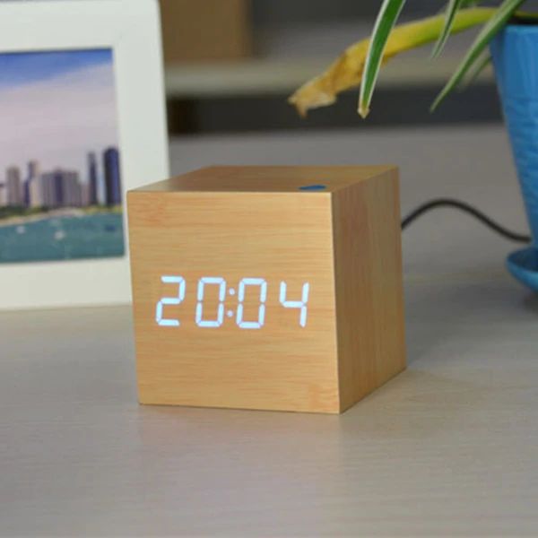 Digitálny kubický hodinový stroj – minimalistický dizajn a LED displej