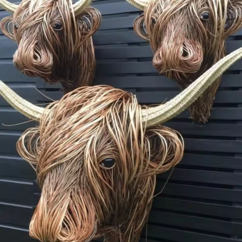 Cap de vacă împletit – Artă naturală murală