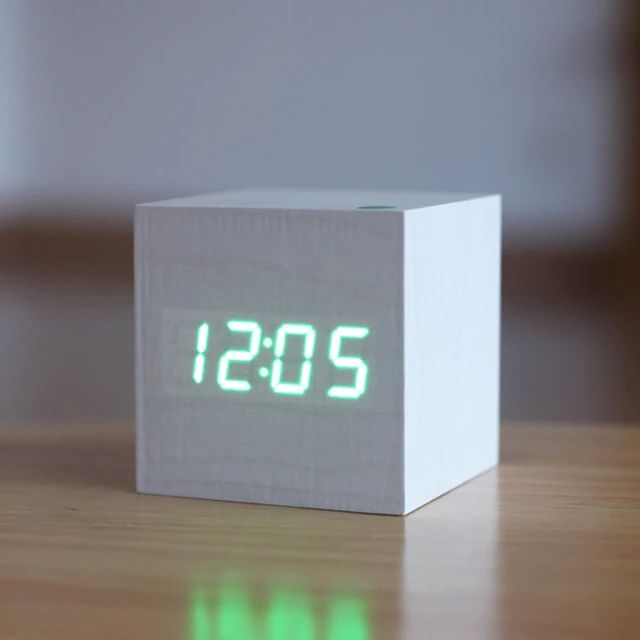Digitálny kubický hodinový stroj – minimalistický dizajn a LED displej