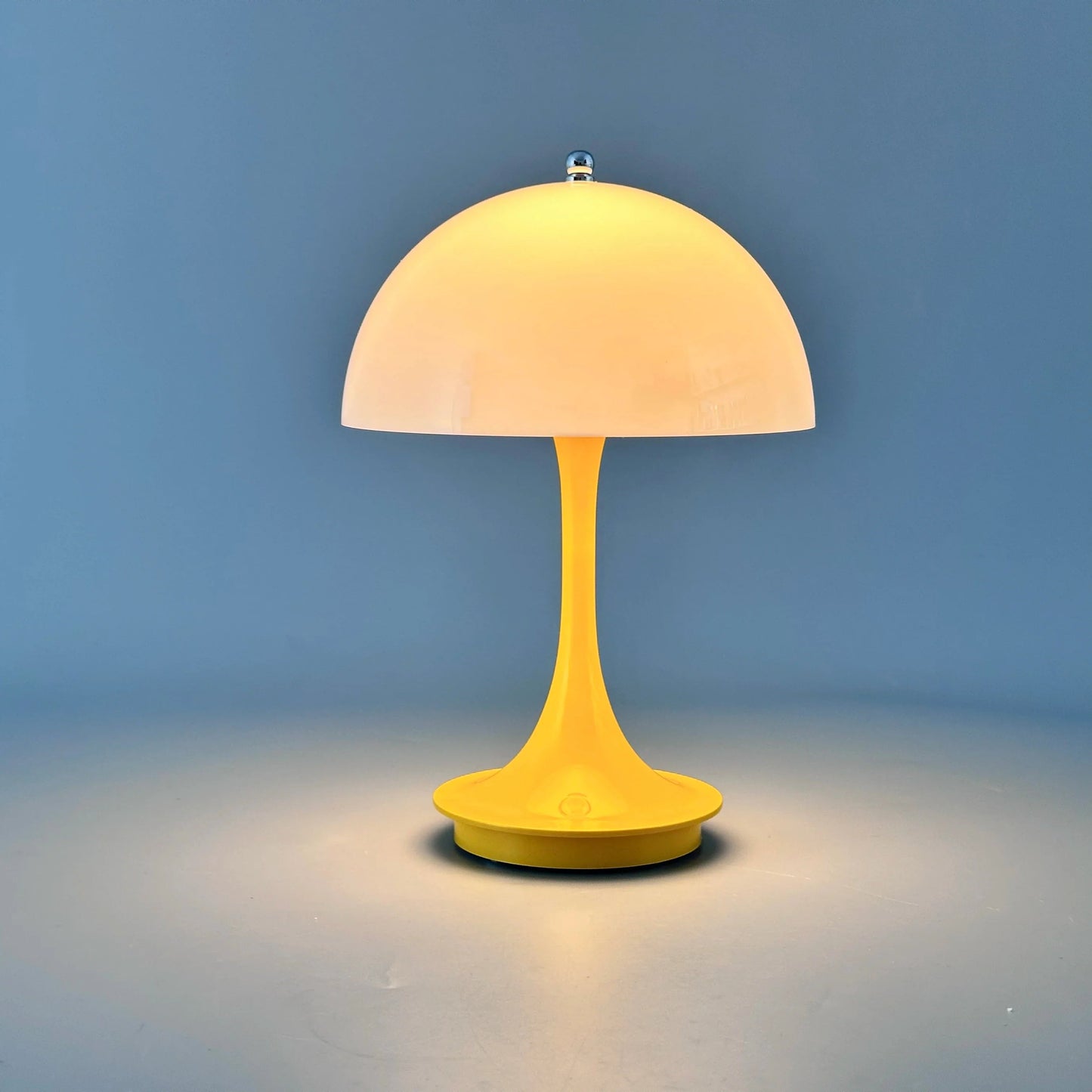 Lámpara de Mesa LED – Recargable y Iluminación en Tres Niveles