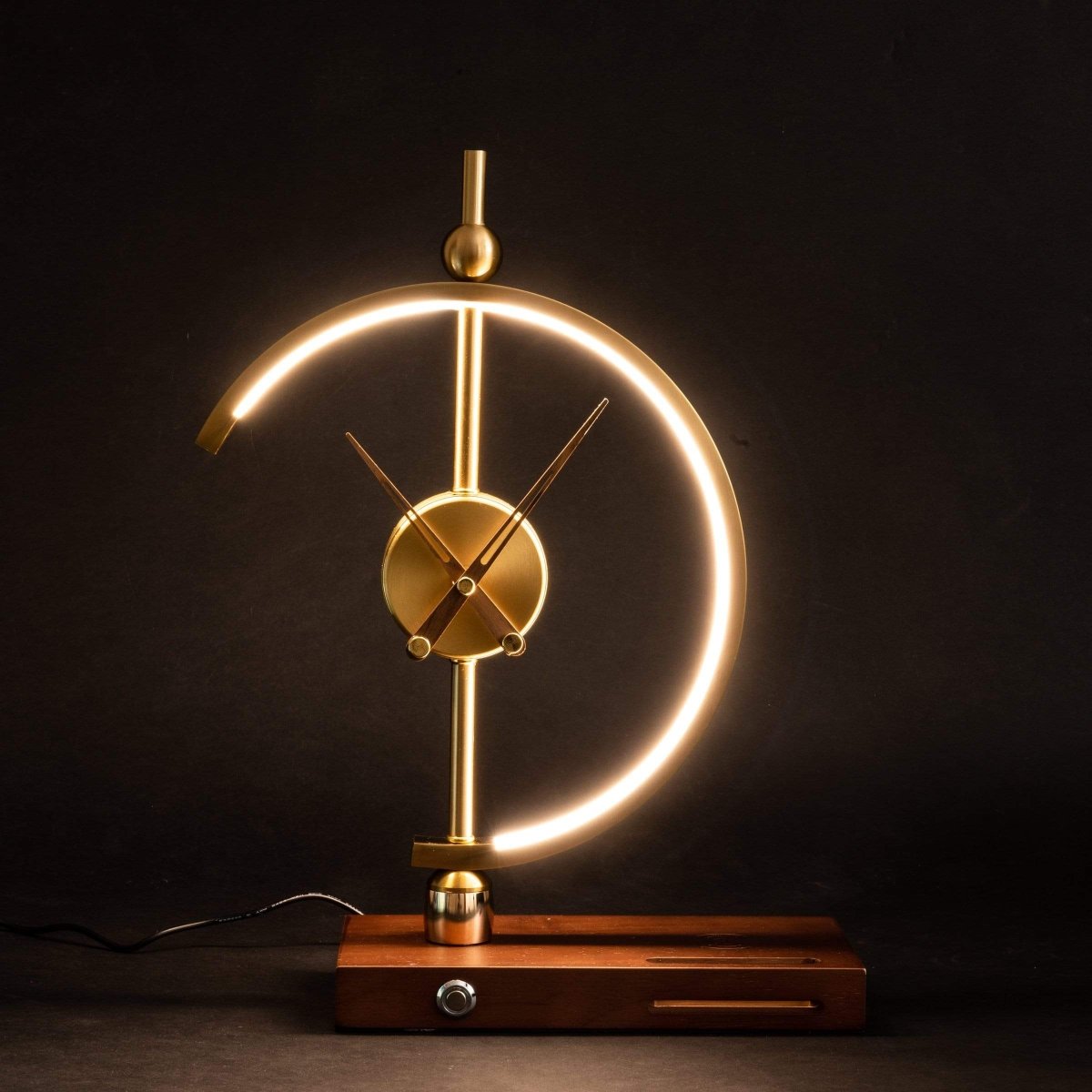 Bordlampe med klokke og trådløs lader – Moderne og praktisk design