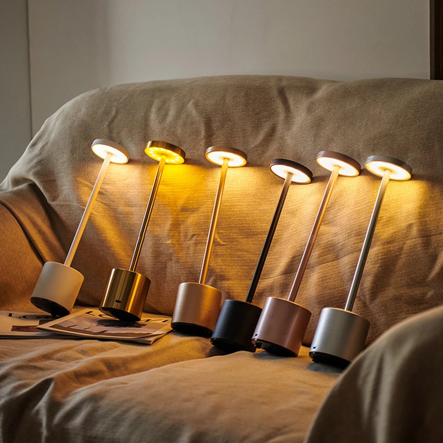 Lámpara de Mesa LED Táctil Recargable – Iluminación Práctica y Moderna 
