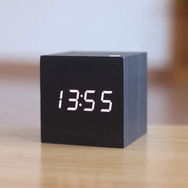 Digitálny kubický hodinový stroj – minimalistický dizajn a LED displej 
