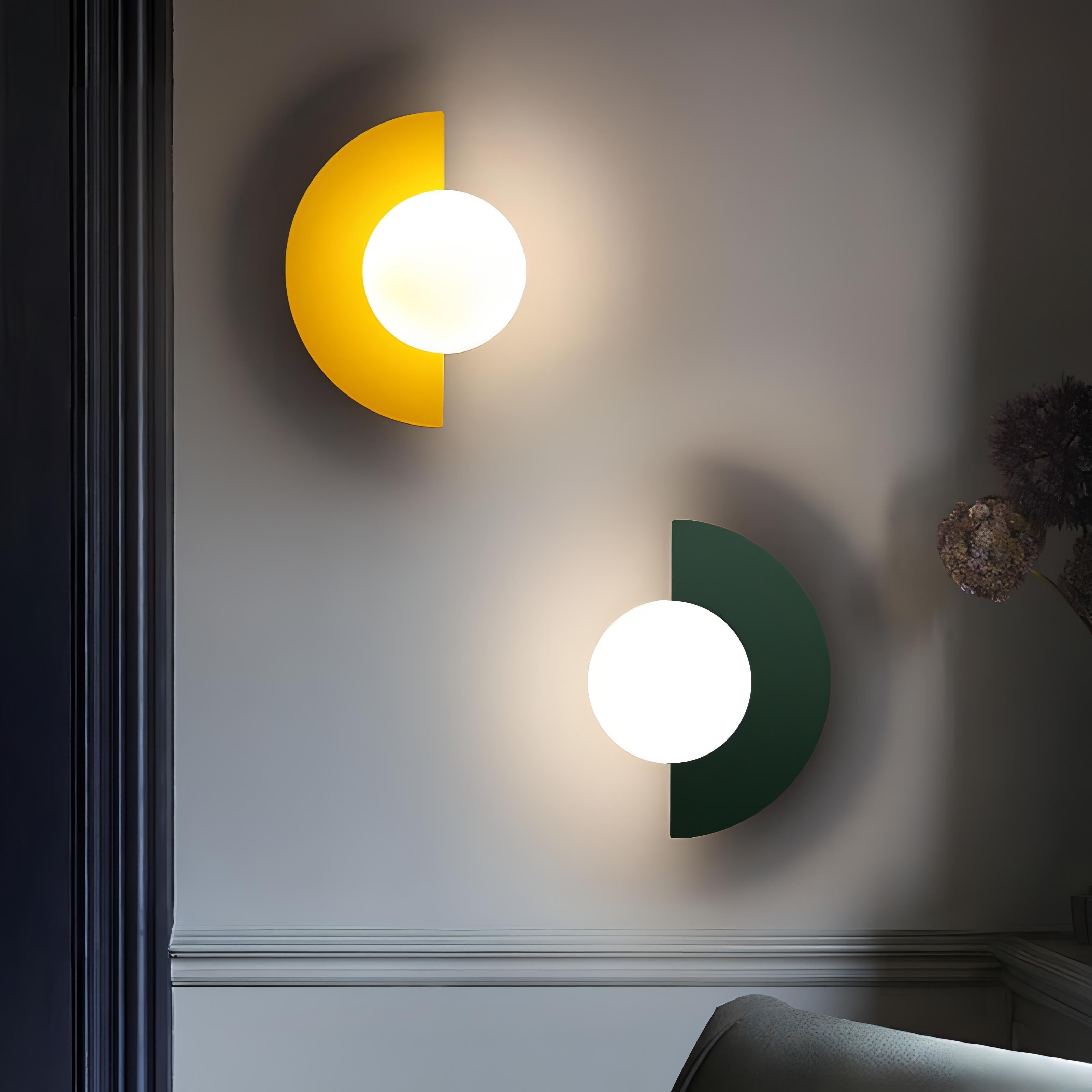 Moderne Vegglampe – Halvmåneform og mykt lys 