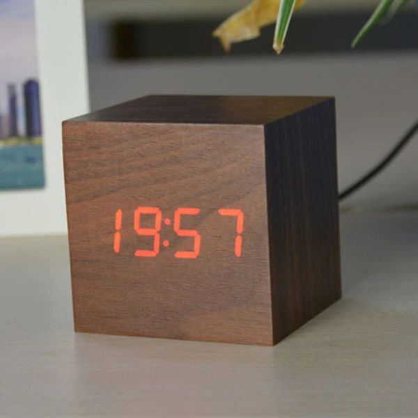 Digitálny kubický hodinový stroj – minimalistický dizajn a LED displej 
