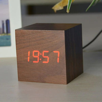 Digitálny kubický hodinový stroj – minimalistický dizajn a LED displej 
