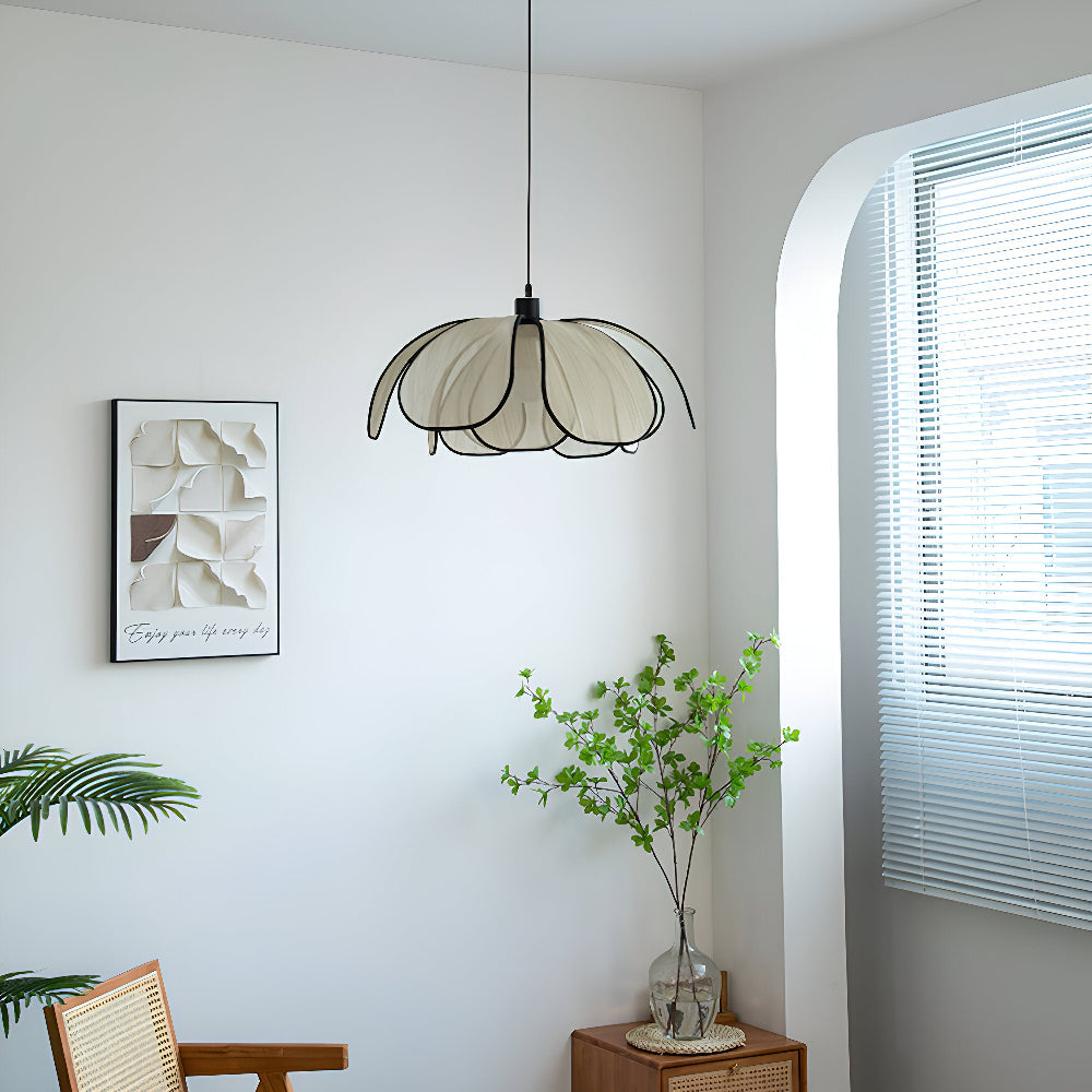 Elegantná závesná lampa z prírodného prútia - prírodná dekorácia a harmonické osvetlenie