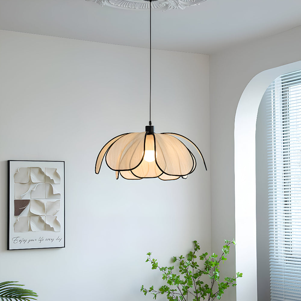 Elegantná závesná lampa z prírodného prútia - prírodná dekorácia a harmonické osvetlenie