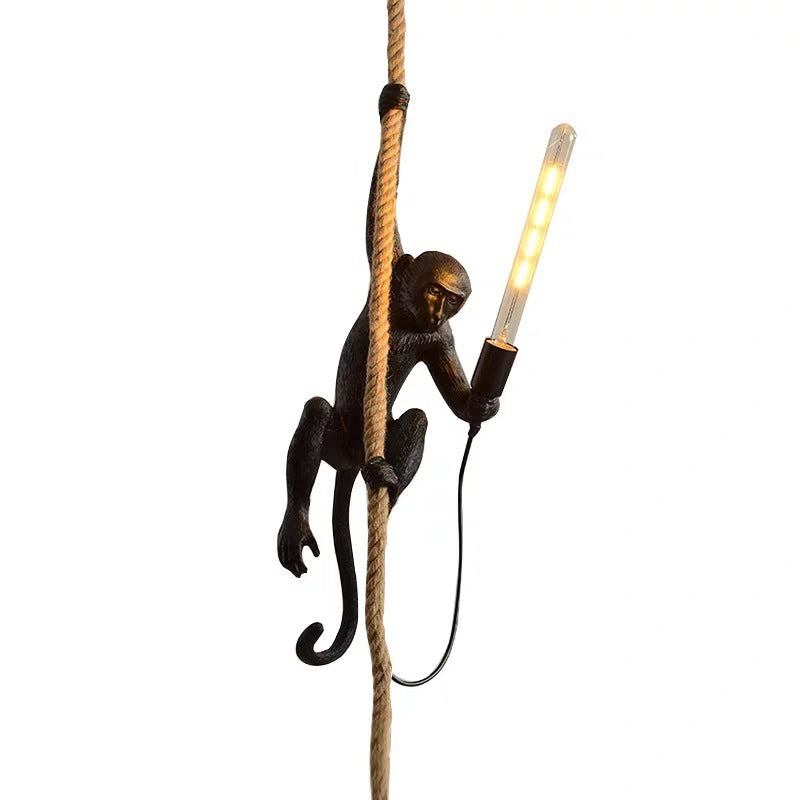 Simpel lampe med abe hængende med snor – Original og legende dekoration 