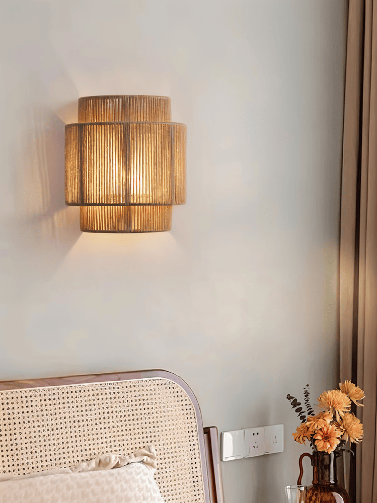 Ratanová nástenná lampa s odtieňom z konopného povrazu - prirodzené svetlo a autentický šarm