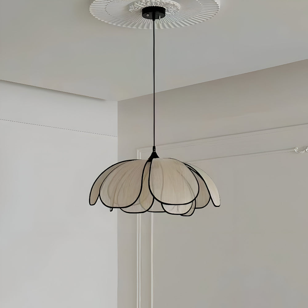 Elegantná závesná lampa z prírodného prútia - prírodná dekorácia a harmonické osvetlenie