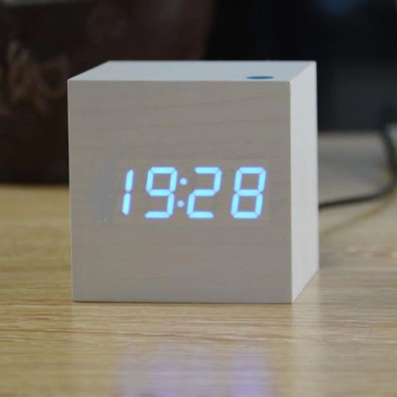 Digitálny kubický hodinový stroj – minimalistický dizajn a LED displej 