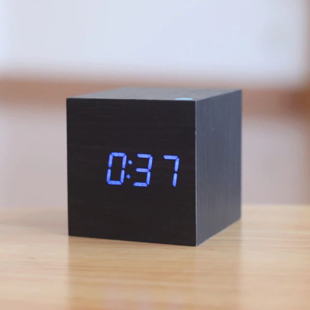 Digitálny kubický hodinový stroj – minimalistický dizajn a LED displej 