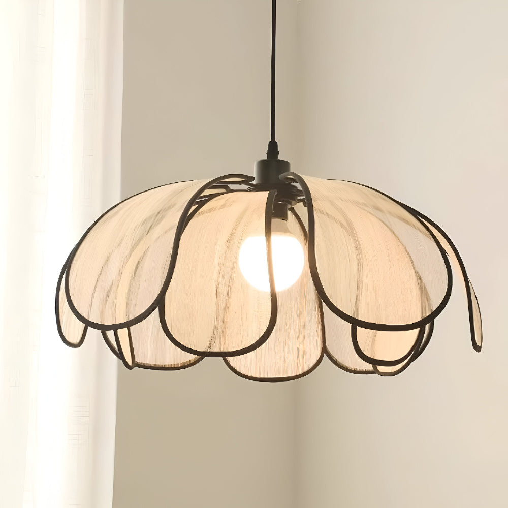 Elegantná závesná lampa z prírodného prútia - prírodná dekorácia a harmonické osvetlenie