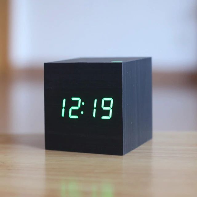 Digitálny kubický hodinový stroj – minimalistický dizajn a LED displej 