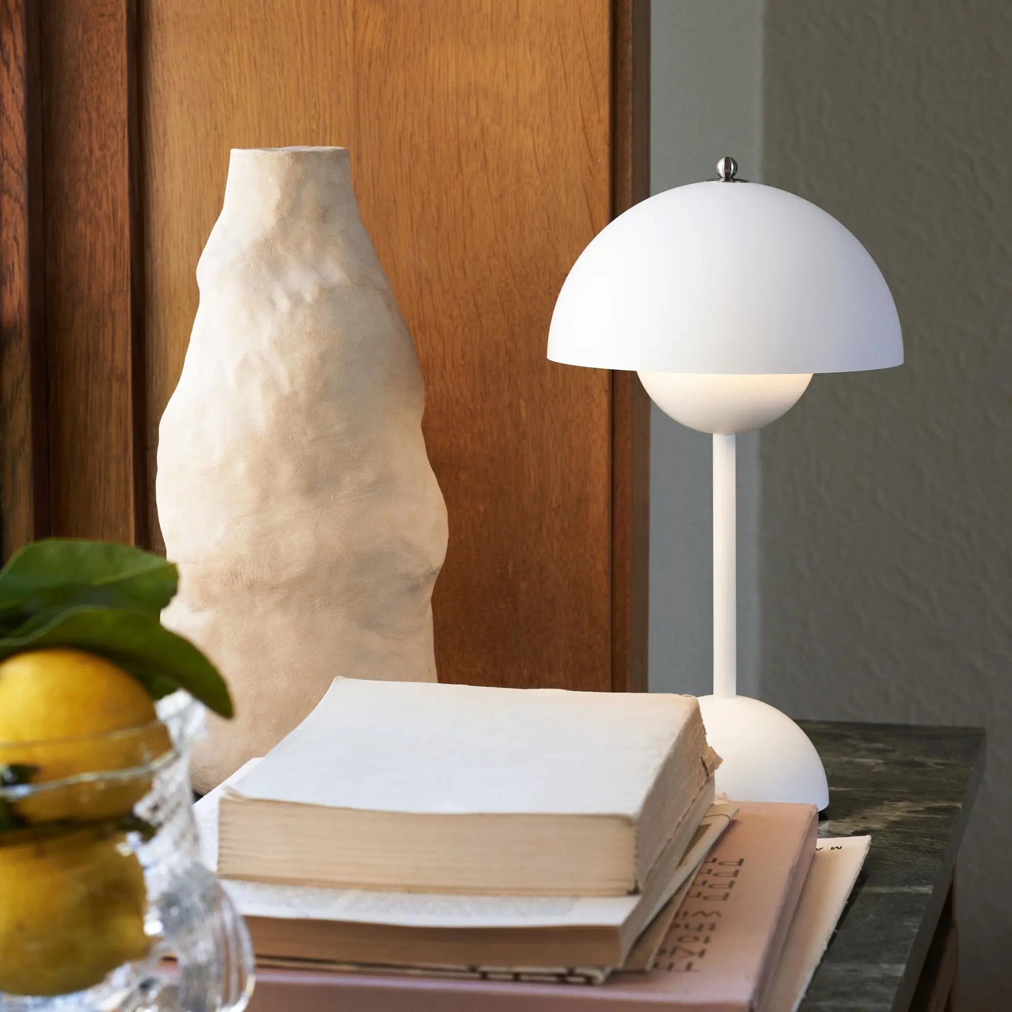 Stolná LED lampa – moderná jednoduchosť a funkčnosť 