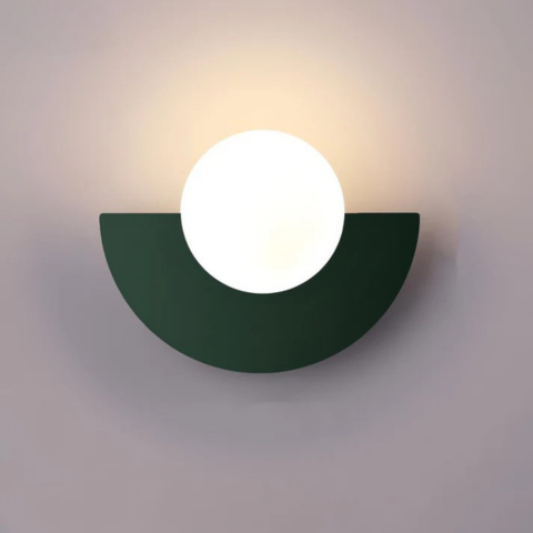 Moderne Vegglampe – Halvmåneform og mykt lys 