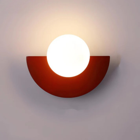 Moderne Vegglampe – Halvmåneform og mykt lys 