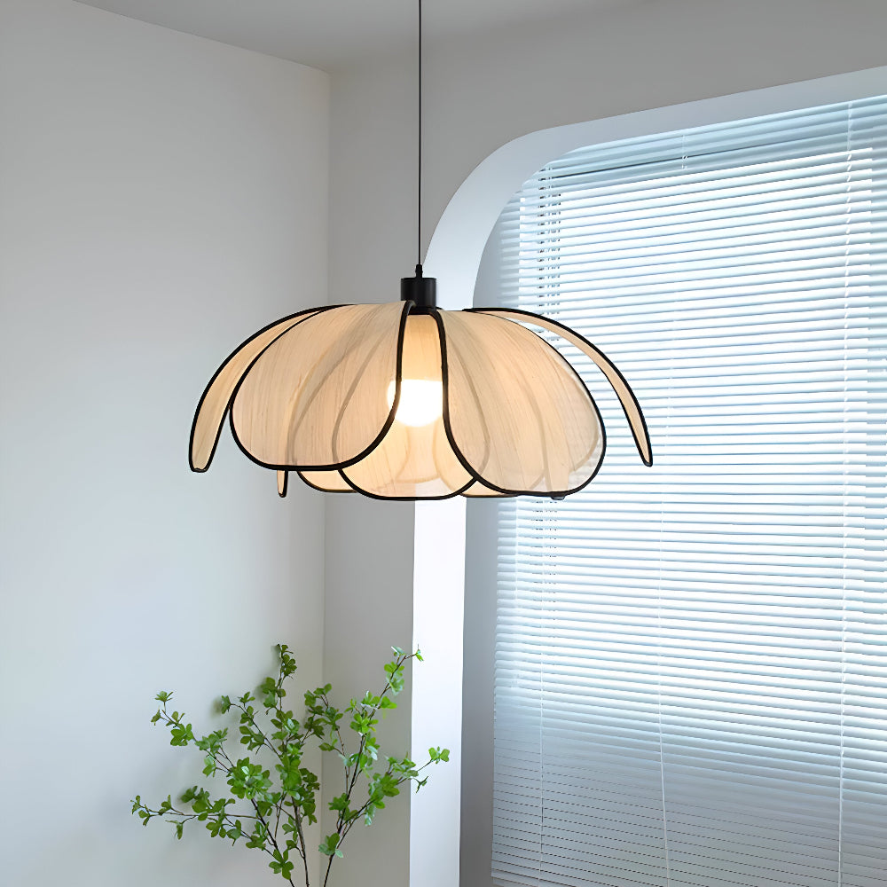 Elegantná závesná lampa z prírodného prútia - prírodná dekorácia a harmonické osvetlenie
