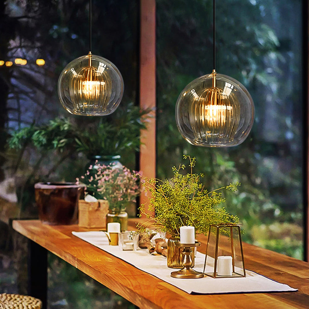Elegant and Warm Glass Pendant Lamp – Style and Refinement 