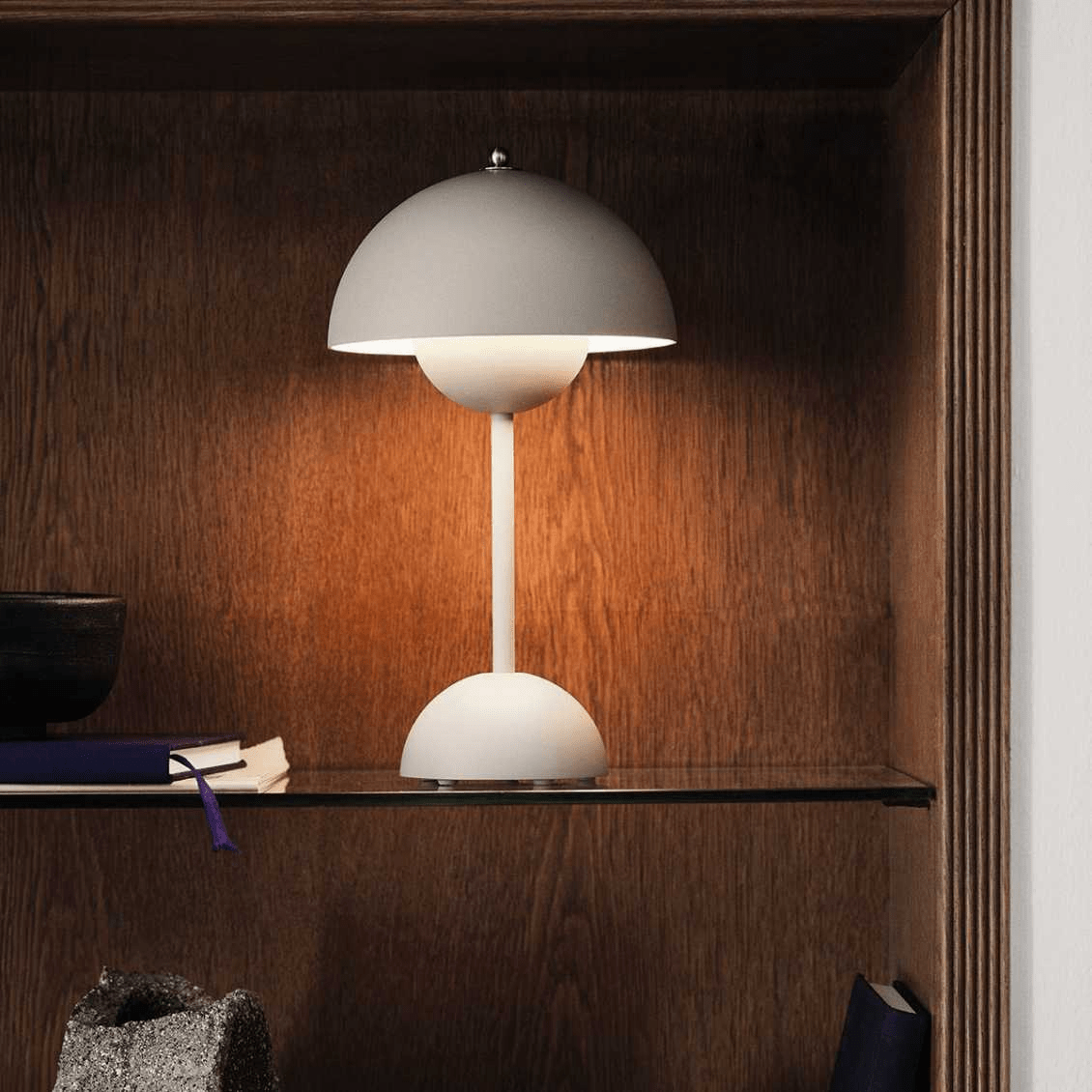 Stolná LED lampa – moderná jednoduchosť a funkčnosť 