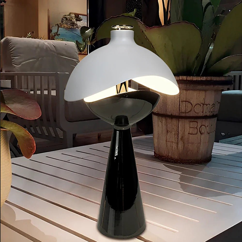 Lampa stołowa rzeźbiona – elegancja i oryginalność 