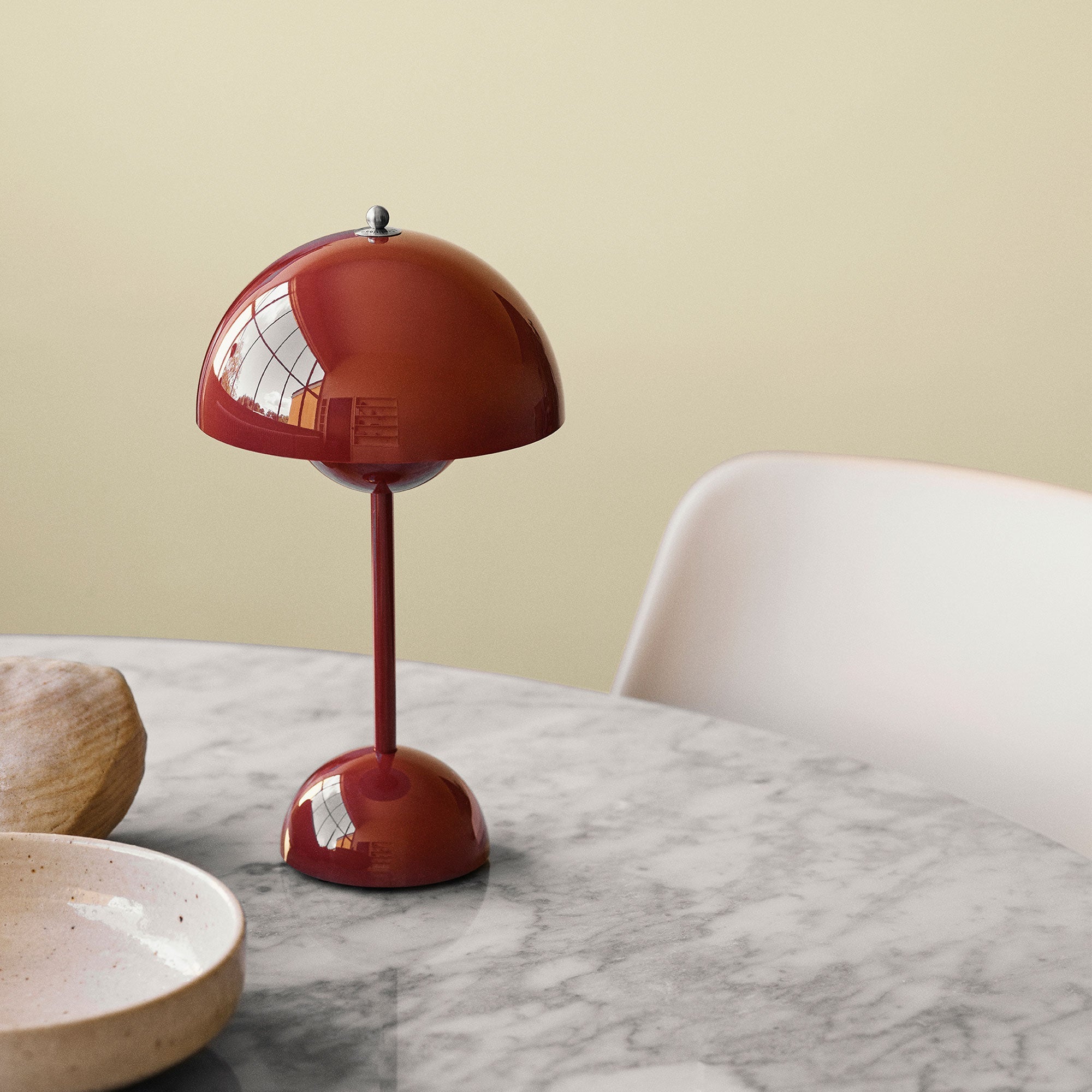 Stolná LED lampa – moderná jednoduchosť a funkčnosť 