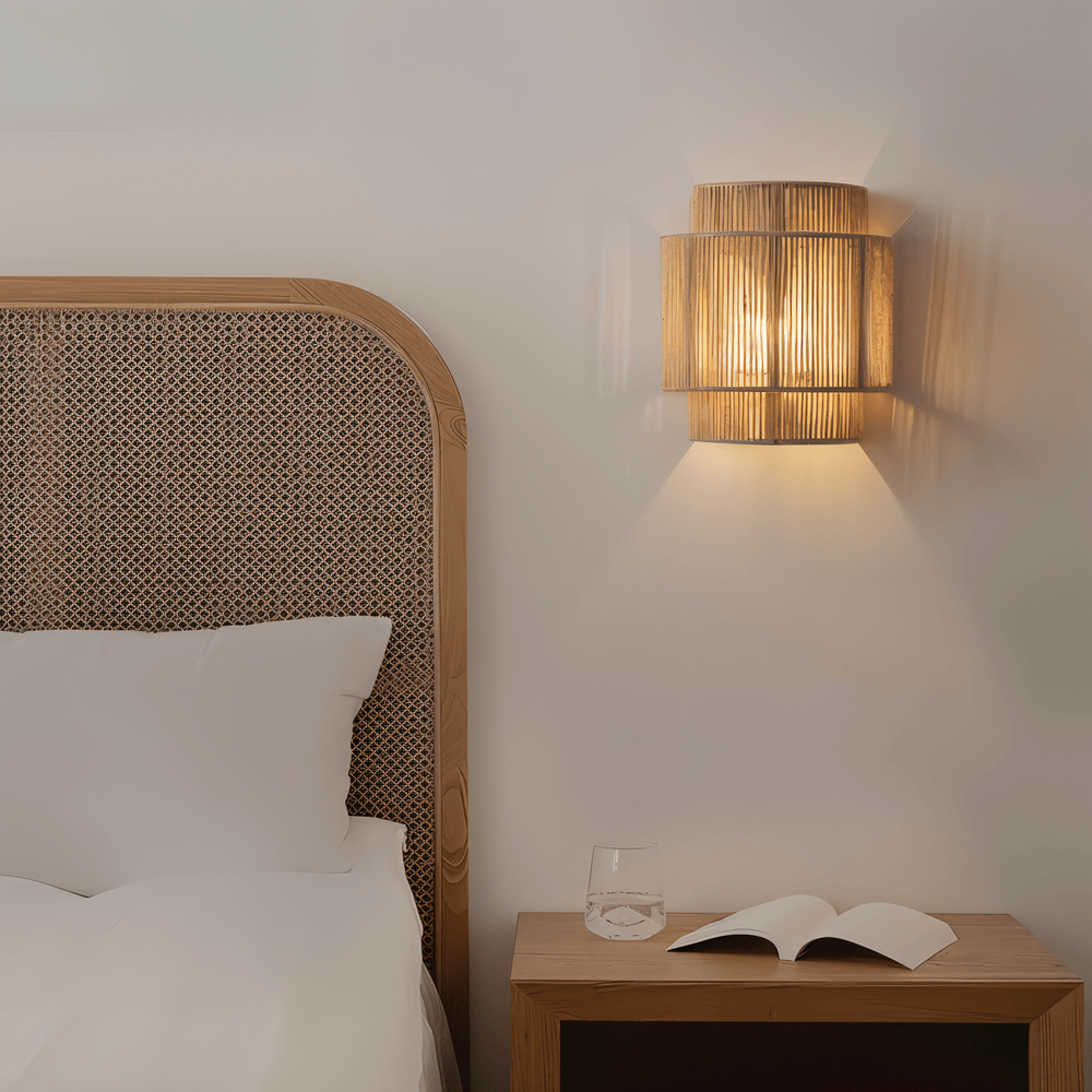 Ratanová nástenná lampa s odtieňom z konopného povrazu - prirodzené svetlo a autentický šarm